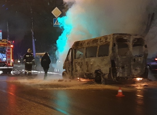В Волгограде на Спартановке посреди дороги загорелась маршрутка